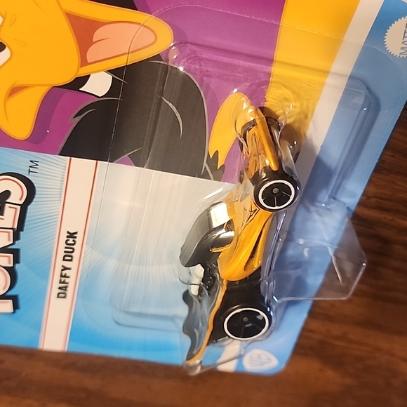 Hot Wheels Character Car -Looney Tunes - #HNP32 Daffy Duck - Picture 2 of 5